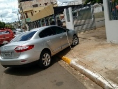 Cabo de energia atinge veículo, pessoas não descem e sobrevivem