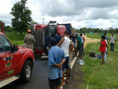 Condutor fica gravemente ferido ao tombar carreta carregada de arroz