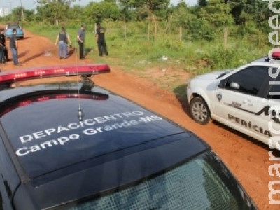 Homem morto a tiros e degolado e encontrado em terreno baldio