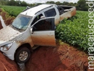 Após roubo, camionete cai em valeta e bandidos abandonam veículo em lavoura