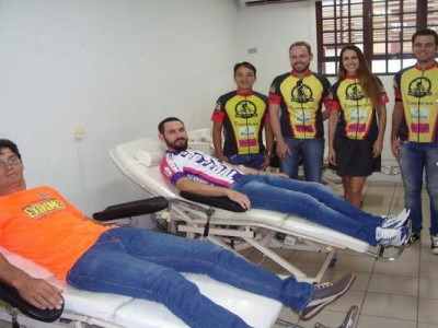 Ciclista Sangue Bom antecipa doação para Carnaval
