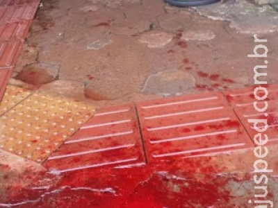 Assaltante atira em comerciante, rouba carro e faz mulher refém no semáforo