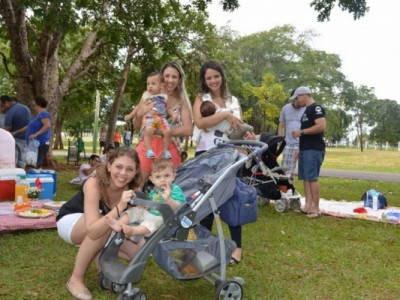 Mães e pais fazem piquenique saudável para falar sobre aleitamento