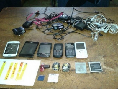 Agentes encontram celulares e armas artesanais em hortas