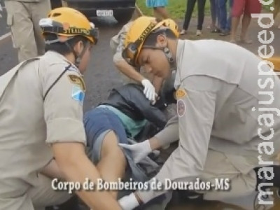 Bombeiro corta calça de vítima com suspeita de fratura