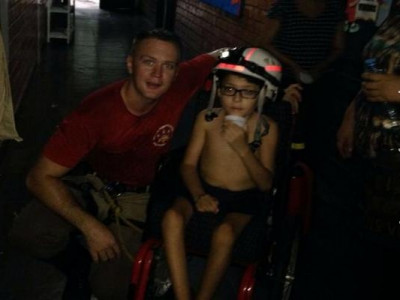 Aluno cadeirante e professora ficam presos em elevador em escola municipal