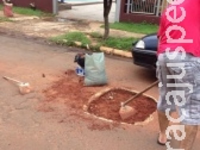 Moradores criam grupo no WhatsApp para combinar de pintar buracos