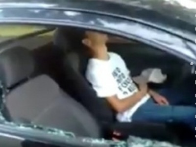 Rapaz de 19 anos é flagrado dormindo com carro ligado no meio da rua