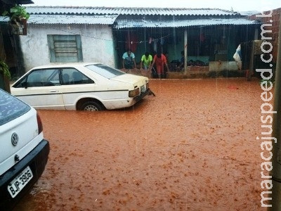 chuva forte surpreende e enxurrada invade casas e arrasta carro