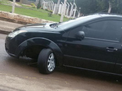 No Nova Lima, buraco quebra veículo e acaba com churrasco de domingo 
