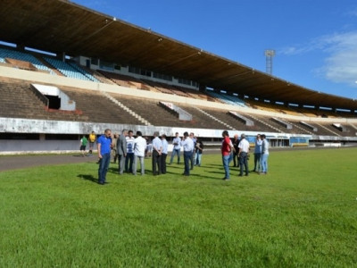 Governo se compromete a bancar reforma para reabrir Estádio Morenão