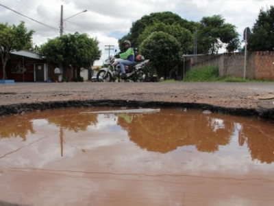 Desviar de buracos da Bandeirantes em ruas paralelas pode ser má ideia