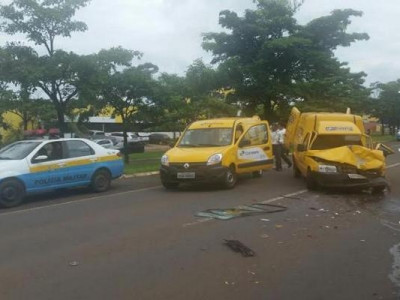 Trânsito na Gury Marques fica impedido após acidente com ambulância