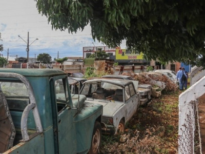 Mau exemplo a vizinhos, pátio de secretaria é paraíso para mosquito