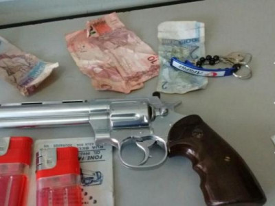 Assaltantes caem de motocicleta ao tentar fugir e acabam presos 