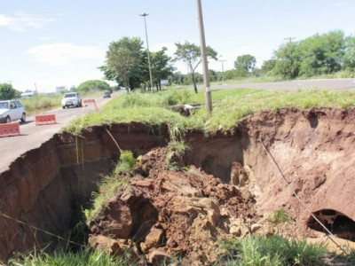 Sem reparos, crateras só aumentam e quem passa teme ser "engolido"
