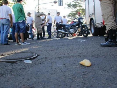Idosa fratura pernas e fica em estado grave após ser atropelada