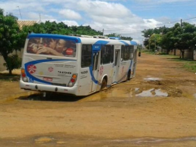 VÍDEO: asfalto continua desmanchando e ônibus afundam em bairro da Capital
