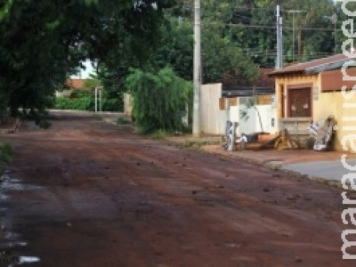 Moradores filmam rua "problema" no Otávio Pecora novamente alagada