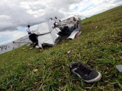Avião deu looping, entrou em parafuso e caiu de bico, diz testemunha