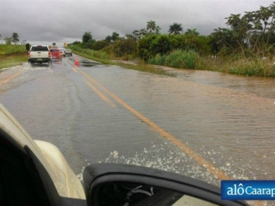 Rio Dourados transborda e trecho da BR 163 é interditado