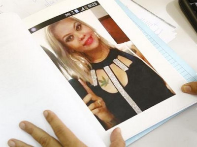 Marido da suspeita de matar manicure está foragido por morte de travesti
