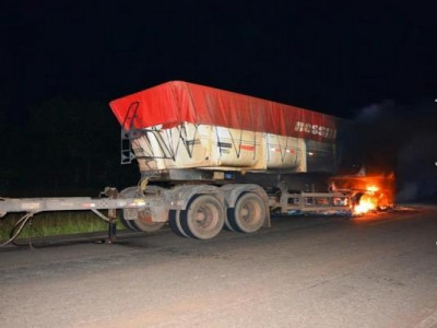 Carreta carregada de adubo pega fogo após pneu estourar na MS-338