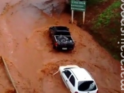 Imagens mostra veículos sendo arrastados pela enxurrada em avenida