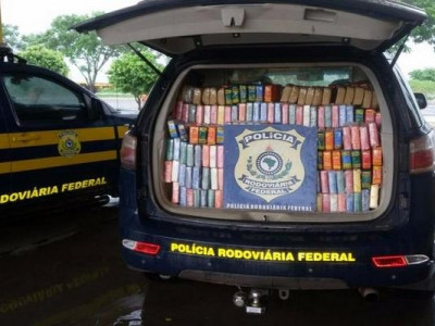 PRF prende motorista com quase meia tonelada de cocaína em caminhão 