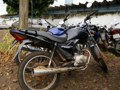 Dupla armada e de bicicleta rouba moto de casal que namorava na rua, no Tijuca