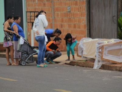 Caixões lacrados aparecem em terreno baldio e intrigam moradores