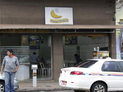 Cliente acha larva em enroladinho, denuncia e rede de restaurantes é vistoriada