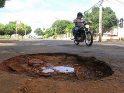 Buraco tampado durante a chuva reaparece após 15 dias no Tiradentes