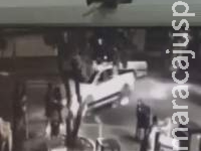 VÍDEO: mulheres são atropeladas em canteiro de avenida em MS