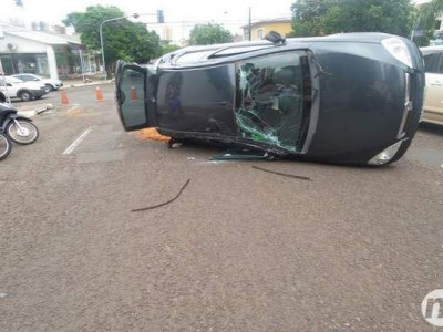 Veículo capota no Centro após motorista tentar atravessar no sinal amarelo