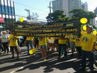 Cerca de 100 policiais federais acompanham protesto e pedem PEC