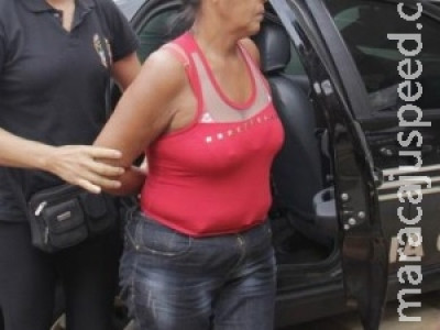 Fria e indiferente, mulher nega envolvimento em tortura de menino