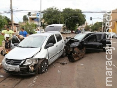 Acidente em cruzamento na capital deixa carro destruído