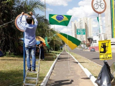 Com redes no canteiro, acampamento na Avenida Afonso Pena completa 6 dias