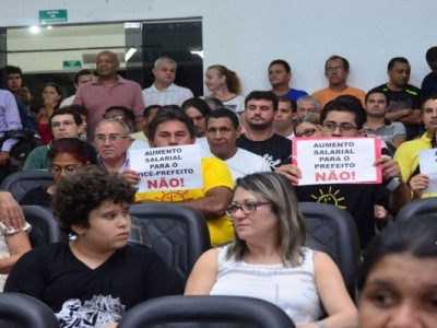 População protesta contra aumento de salário de prefeito e vereadores