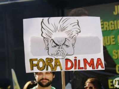 VÍDEO: Protesto não registra ocorrência policial e acaba em samba