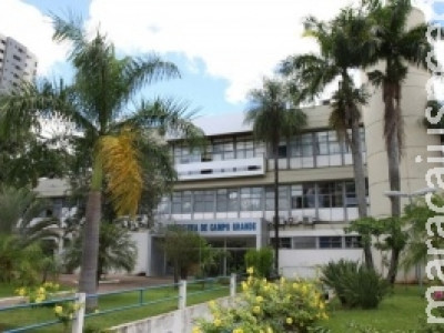 Contratos milionários bancam até instrutor de circo e manicure