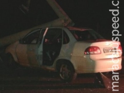Motorista perde controle de direção e bate carro em poste na Capital