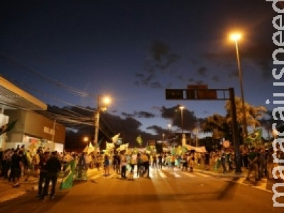 Ambulantes aproveitam protesto para ganhar uma renda extra