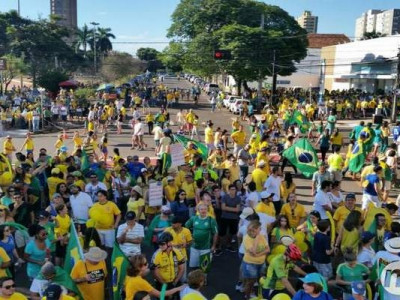Passeata foi embalada por gritos de Fora Dilma em Campo Grande