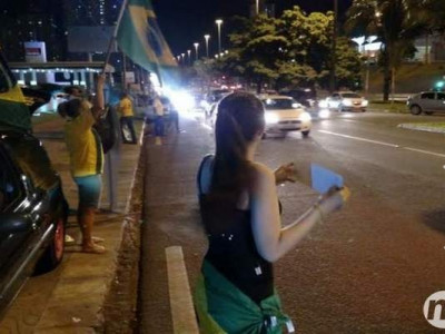 Manifestantes realizam adesivagem contra corrupção na Afonso Pena