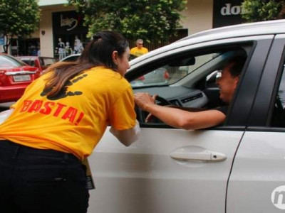 Antipetistas fazem adesivagem para chamar movimento pró-impeachment
