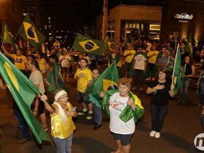 Com trator e caminhonetes manifestantes pró-impeachment fecham Afonso Pena