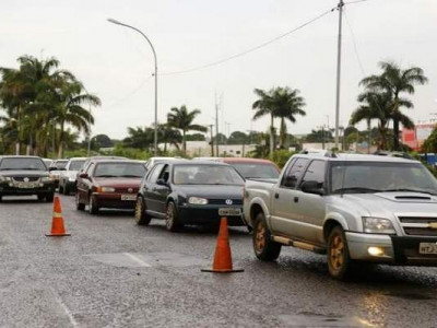 Acidente entre carro e moto na frente do Guanandizão deixa trânsito lento