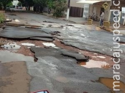 Asfalto fica destruído após chuva e prejudica trânsito na Mata do Jacinto